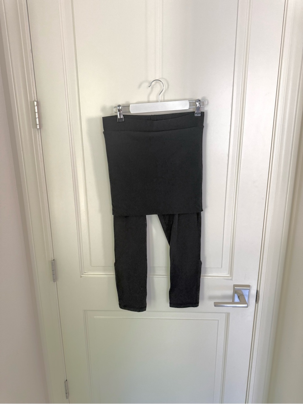 Lululemon Skirt & Capri Pants Leggings Women's Size 6 Black & adjustable skirt